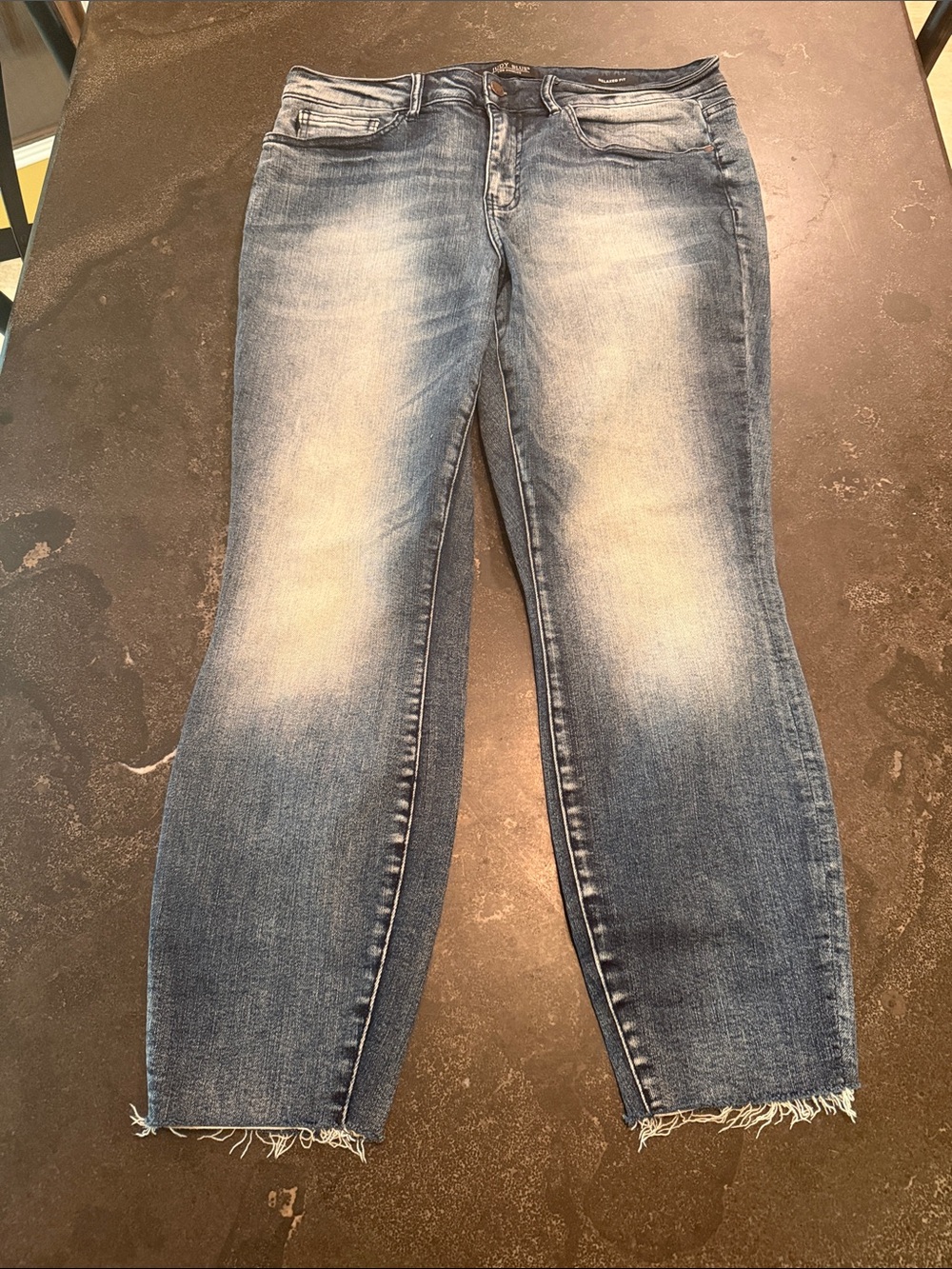 Judy Blue Slim Straight Jeans in Light Blue Wash